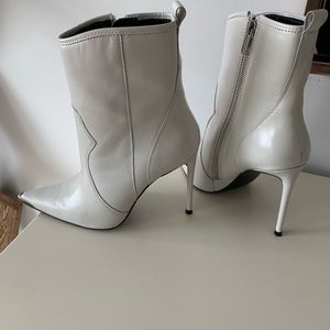 White leather Steve Madden Heel Booties